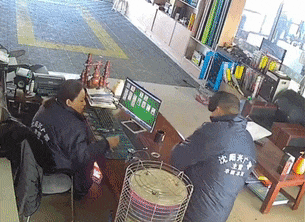 瞬间爆炸，直接插进天花板！很多人喜欢这样做……