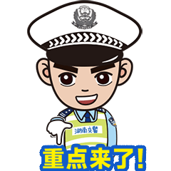 高速上只因一个疏忽，男子的车辆被大货车瞬间碾压