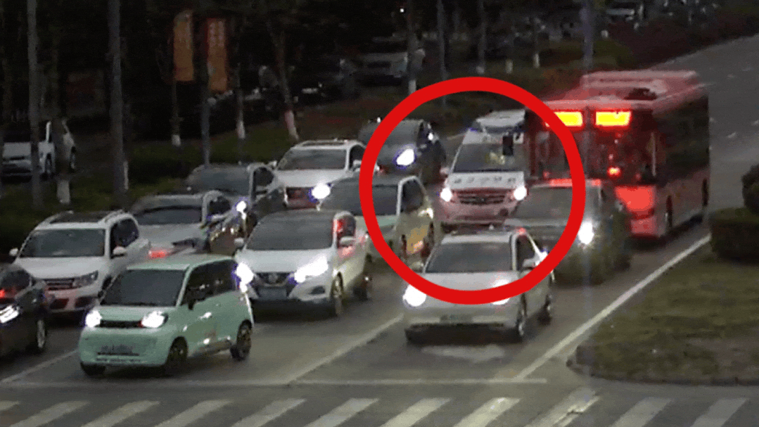 宁波街头3辆轿车“闯红灯”！交警：不处罚！表扬！