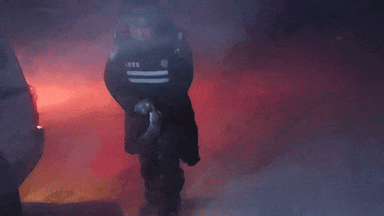 13级狂风中,体重82公斤的民警被掀翻3次!但他们仍冲向受困车辆…… 13级狂风中,体重82公斤的民警被掀翻3次!但他们仍冲向受困车辆……