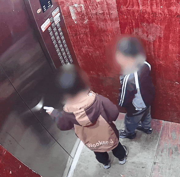 业主举报!查监控惊呆了,“放火”后TA竟“载歌载舞” 业主举报!查监控惊呆了,“放火”后TA竟“载歌载舞”