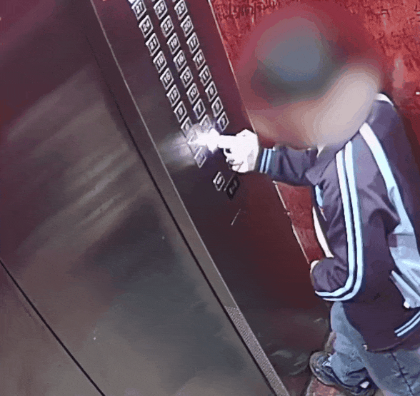 业主举报!查监控惊呆了,“放火”后TA竟“载歌载舞” 业主举报!查监控惊呆了,“放火”后TA竟“载歌载舞”