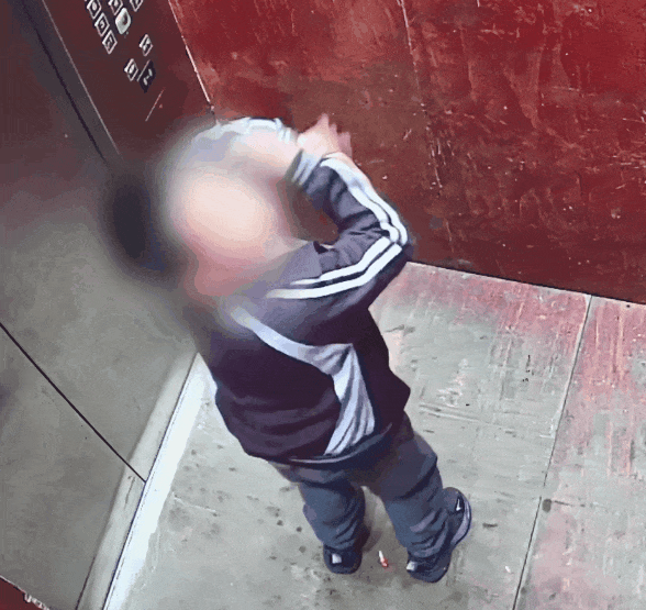 业主举报!查监控惊呆了,“放火”后TA竟“载歌载舞” 业主举报!查监控惊呆了,“放火”后TA竟“载歌载舞”