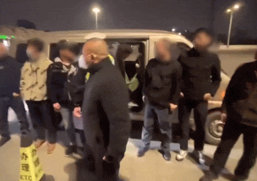 面包车超员还酒驾，多出的一人竟坐“露营椅”？太离谱！