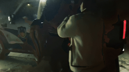 民警被狂风掀翻3次!可他们冻裂的手还在撬车门 民警被狂风掀翻3次!可他们冻裂的手还在撬车门