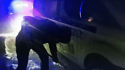 民警被狂风掀翻3次!可他们冻裂的手还在撬车门 民警被狂风掀翻3次!可他们冻裂的手还在撬车门