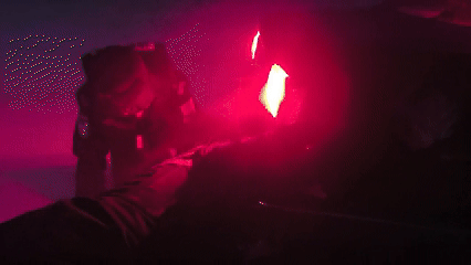 民警被狂风掀翻3次!可他们冻裂的手还在撬车门 民警被狂风掀翻3次!可他们冻裂的手还在撬车门