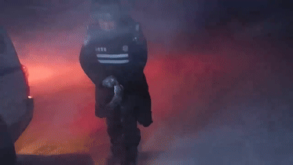 民警被狂风掀翻3次!可他们冻裂的手还在撬车门 民警被狂风掀翻3次!可他们冻裂的手还在撬车门