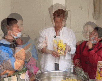 知名男歌手在杭州“第一次献爱心被拒绝”，评论区爆了......