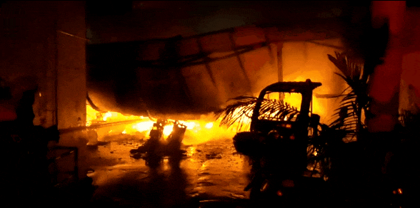 “火烧连营”！90余辆车瞬间烧成“骨架”！