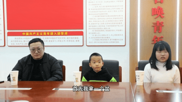 被朋友“乌龙”锁门，7岁男孩用电话手表淡定“破局”