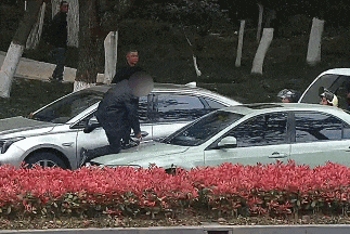 醉汉爬上车顶“耍酒疯”，警方：行拘！