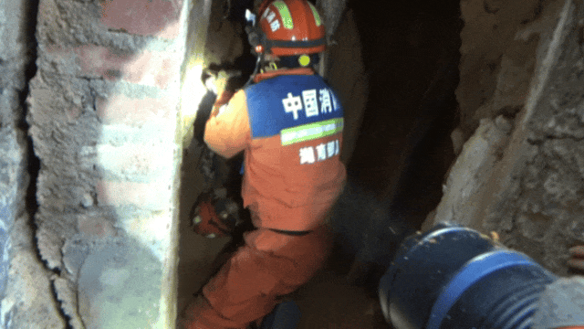 救命！我家地窖埋住了我妈，你们快来