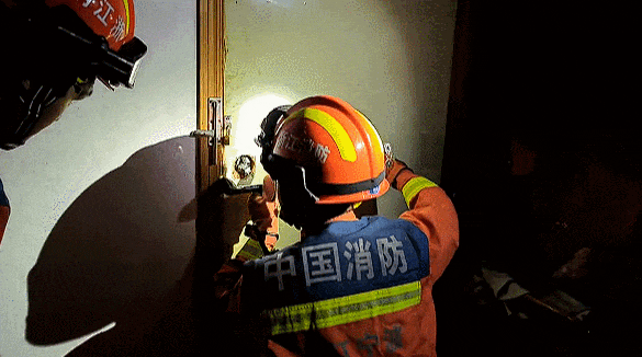 被朋友“乌龙”锁门，7岁男孩用电话手表淡定“破局”