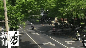 上海市中心下起一阵"钞票雨"！满地百元大钞，多人埋头捡拾…