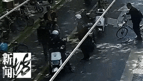 上海市中心下起一阵"钞票雨"！满地百元大钞，多人埋头捡拾…