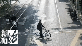 上海市中心下起一阵"钞票雨"！满地百元大钞，多人埋头捡拾…