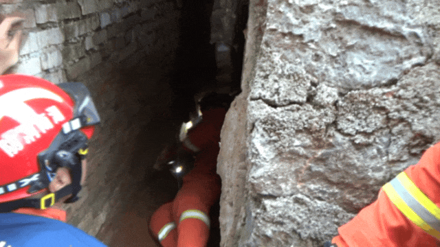 女子进入自家地窖取红薯时，地窖突然坍塌……消防救援人员紧急施救