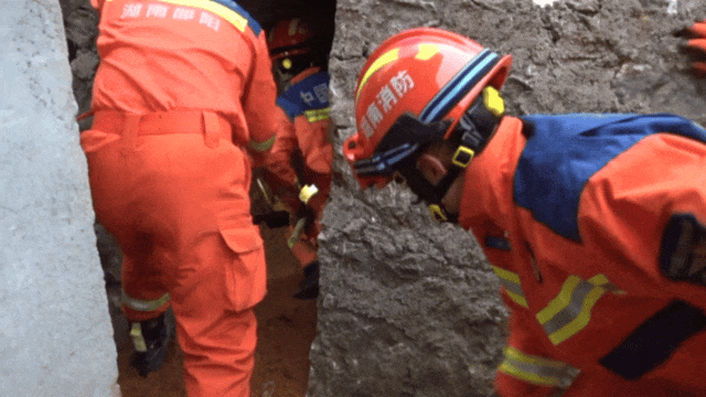 女子进入自家地窖取红薯时，地窖突然坍塌……消防救援人员紧急施救