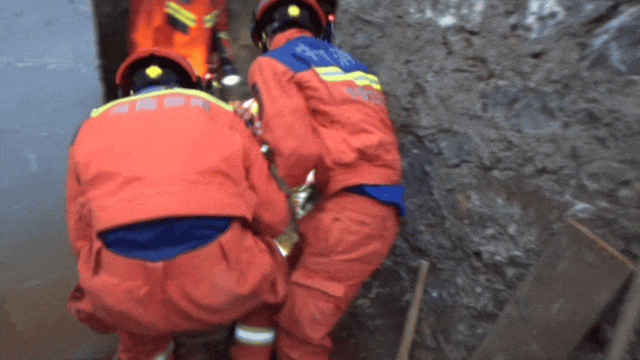 女子进入自家地窖取红薯时，地窖突然坍塌……消防救援人员紧急施救