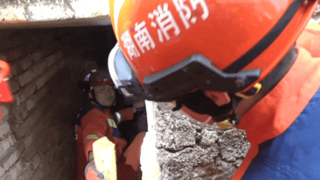 女子进入自家地窖取红薯时，地窖突然坍塌……消防救援人员紧急施救