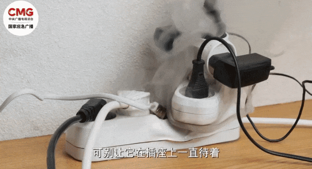 瞬间爆炸，家被烧光！看完想立刻回家拔插头……