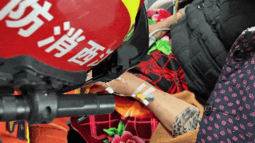 触目惊心！“刑具”勒紧血肉，102岁老人手指遭罪惊动119
