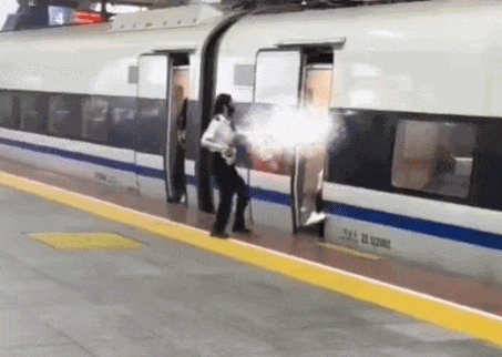 旅客吴某某（女，43岁）已行拘！这个动作引众怒