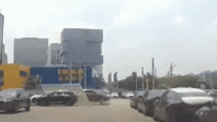 南京一男子试驾时故意撞毁5辆豪车,损失近80万!原因太离谱…… 南京一男子试驾时故意撞毁5辆豪车,损失近80万!原因太离谱……