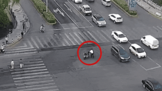 一群人，一条心！危难时刻，他们出手了……