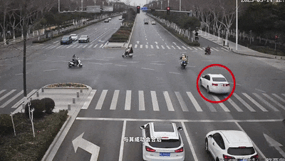 孕妇不慎摔倒，交警铁骑3分钟急速开道
