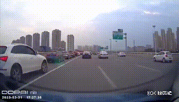 请先开启转向灯！如此变道“驶”不得......