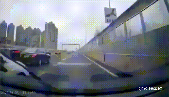请先开启转向灯！如此变道“驶”不得......