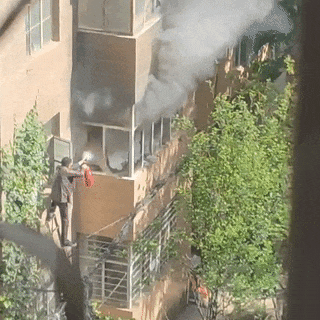 着火了！60岁民警悬空救人！