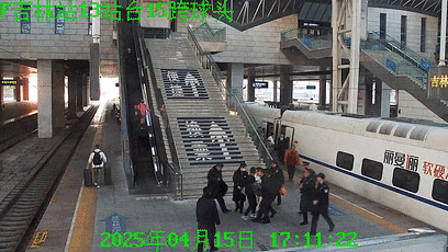 “挨个车厢喊！”“往后窜往后窜！”