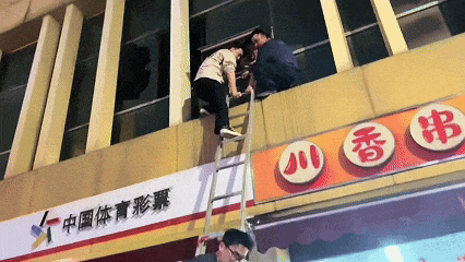 夜宵店起火，10人成功逃生！只因做对这件事→