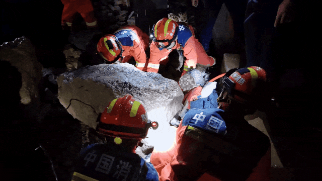 女子雨夜捡废品，不幸遭200多斤巨石“偷袭”