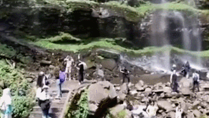 女子雨夜捡废品，不幸遭200多斤巨石“偷袭”