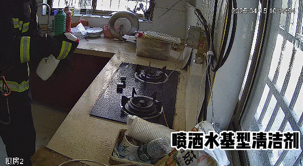 玻璃爆裂、门被震飞！温度瞬间达到363℃ 用清洁剂时一定要注意