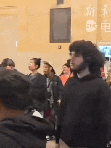 “太疯狂了!”有人凌晨3点就去排队抢,队伍长数百米!网友:彻底爆发,还会越来越火 “太疯狂了!”有人凌晨3点就去排队抢,队伍长数百米!网友:彻底爆发,还会越来越火