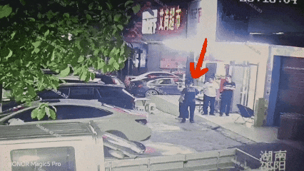 民警深夜吃快餐，竟顺手“打包”带走一名嫌疑人……