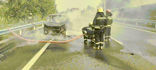 小货车突然自燃!洛阳人赶紧自查! 小货车突然自燃!洛阳人赶紧自查!