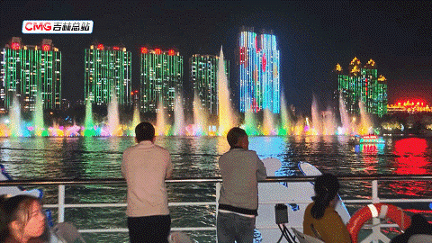 春光正好丨乘游船、看喷泉、穿汉服…吉林市“水陆联动”夜游新体验 春光正好丨乘游船、看喷泉、穿汉服…吉林市“水陆联动”夜游新体验