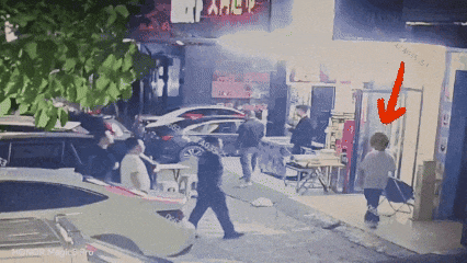 民警深夜吃快餐，竟顺手“打包”带走一名嫌疑人……