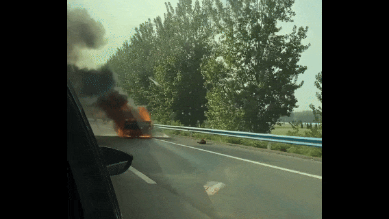 小货车突然自燃!洛阳人赶紧自查! 小货车突然自燃!洛阳人赶紧自查!