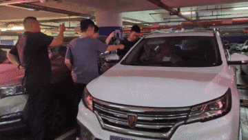 警察情侣吃火锅，最后竟“打包”带走......