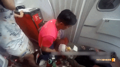 老人航班上高烧40℃,意识模糊,机组紧急备降,最终...... 老人航班上高烧40℃,意识模糊,机组紧急备降,最终......