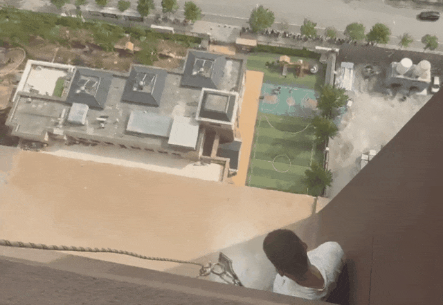 为了一只拖鞋,少年翻到29楼阳台外…… 为了一只拖鞋,少年翻到29楼阳台外……