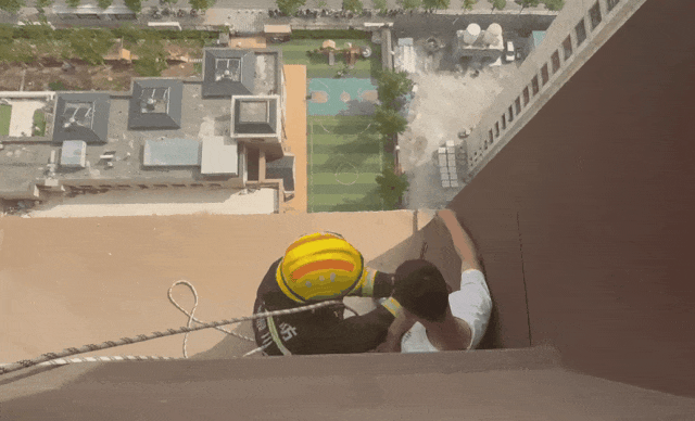 为了一只拖鞋,少年翻到29楼阳台外…… 为了一只拖鞋,少年翻到29楼阳台外……