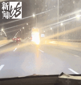 上海一旅游大巴突然冒烟起火！司机竟毫无察觉？后车司机立马加速